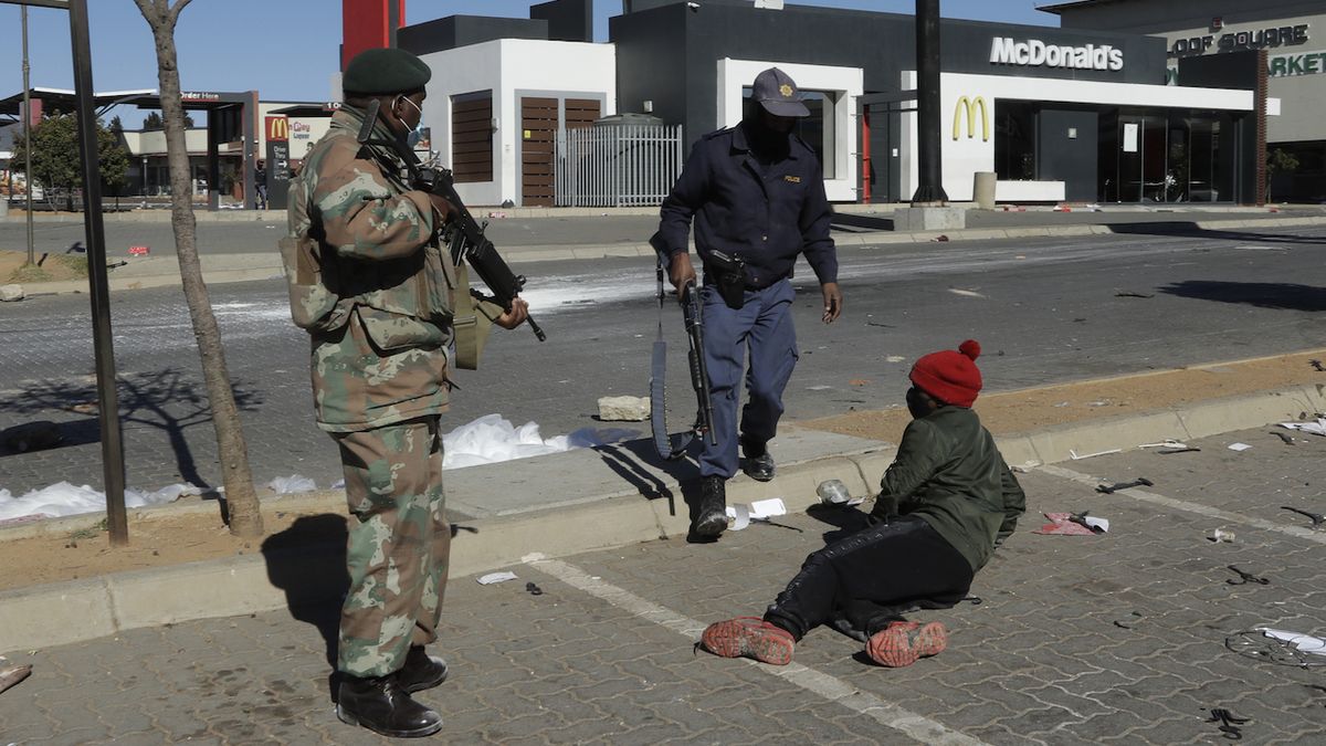 V JAR zemřelo 72 lidí při násilnostech spojených s uvězněním exprezidenta Zumy